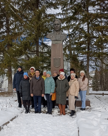 Акция возложения цветов к памятнику М. К. Янгеля