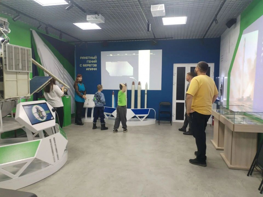 Космический зал открыл свои тайны для семей.