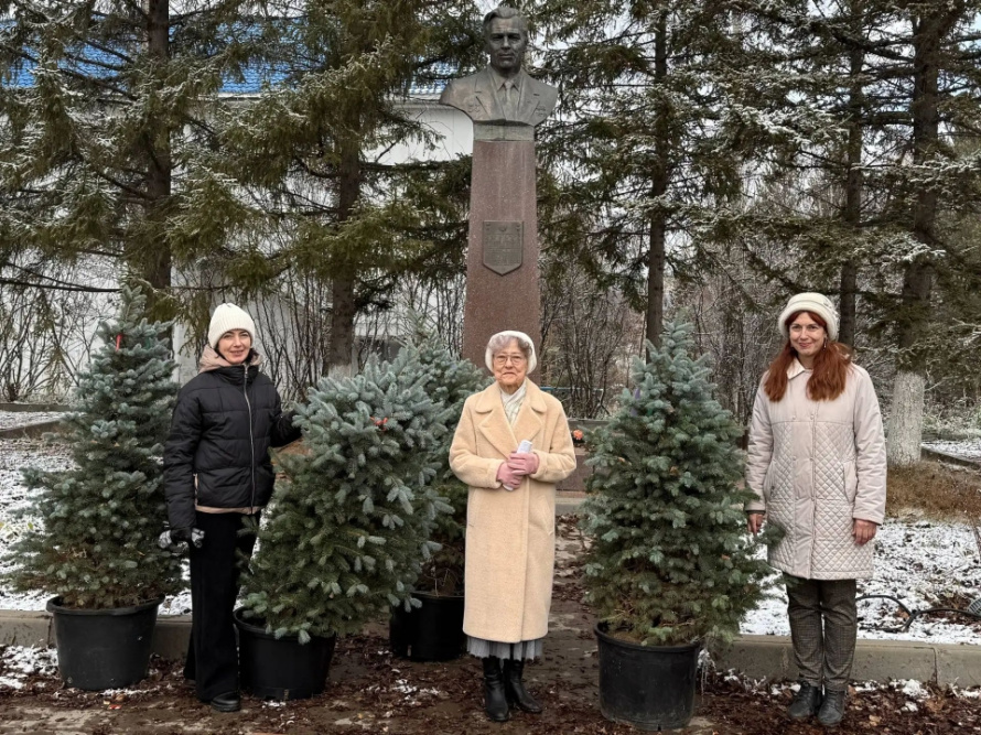 У памятника Михаилу Янгелю высадили ели.